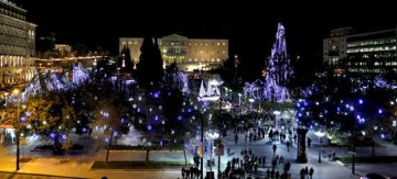 Η Αθήνα «φόρεσε» τα καλά της -Στόλισε καράβι και γέμισε την πλατεία Συντάγματος λαμπάκια [εικόνες]