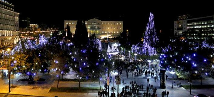 Η Αθήνα «φόρεσε» τα καλά της -Στόλισε καράβι και γέμισε την πλατεία Συντάγματος λαμπάκια [εικόνες]