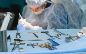 Αδιανόητο περιστατικό στην Κόρινθο: Έκαναν νεκροψία σε 60χρονο και βρήκαν μέσα του… ιατρικό εργαλείο