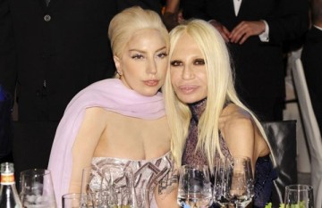 Σοκάρουν οι νέες εικόνες της Donatella Versace : Παραμορφώθηκε και άλλο από τις πλαστικές