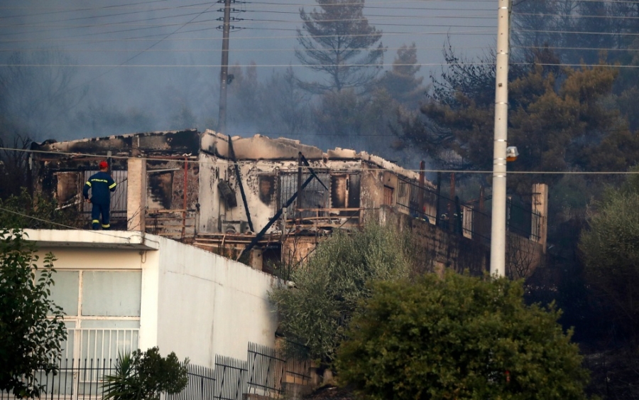 Μεγάλη φωτιά στον Υμηττό μάχη για να μη φτάσει στην Καισαριανή