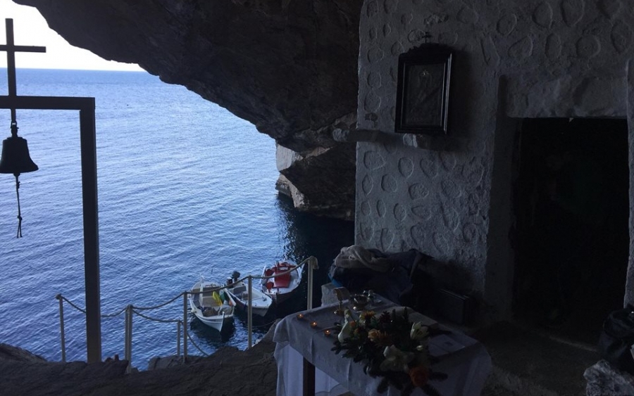 Σύρος: Πανηγύρι στο μαγευτικό ξωκλήσι του Αγίου Στεφάνου μέσα σε σπηλιά [εικόνες]
