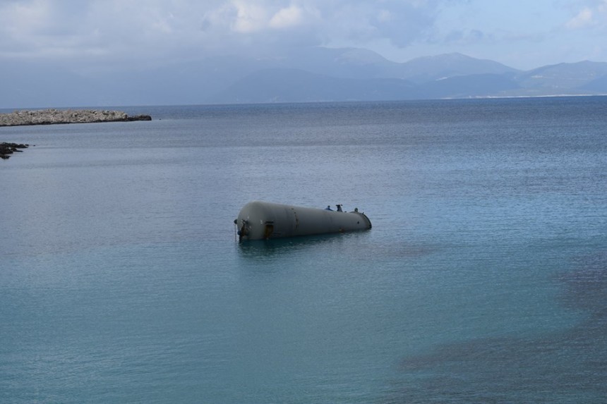 Ακίνδυνη η δεξαμενή που ξεβράστηκε στην παραλία Εμπλυση στο Φισκάρδο