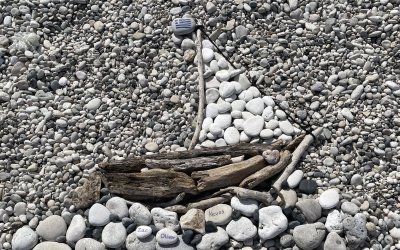 Βότσαλα και Φαντασία: Μια Παραλία της Κεφαλονιάς Μετατρέπεται σε Έργο Τέχνης