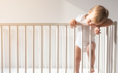Mέχρι ποια ηλικία πρέπει να κοιμούνται τα παιδιά στην κούνια - Έρευνα αποκαλύπτει τον σημαντικό λόγο