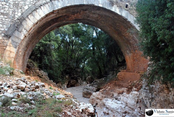 Κινδυνεύει να πέσει το γεφύρι της Πλάκας στον Καραβόμυλo