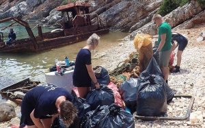 1η μέρα καθαρισμού στην Ιθάκη - Συλλέχθηκαν 22 σακούλες απορριμμάτων (εικόνες)