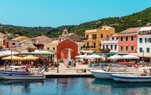 Υπερτουρισμός: «Εισιτήριο» αποβίβασης ζητούν Παξοί και Ιθάκη