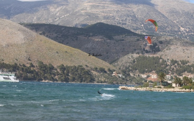 "Δάμασαν" τα κύματα στο Φανάρι! (εικόνες)