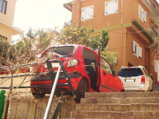 «Στούκαρε» με την όπισθεν