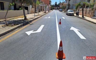 Δήμος Αργοστολίου: Συνεχίζονται οι εργασίες διαγράμμισης (διαβάσεις πεζών και διαχωριστικές-βέλη) σε οδούς της πόλης