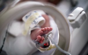 Βρήκε νεογέννητο σε χωράφι στον Ασπρόπυργο – Είχε ακόμη τον ομφάλιο