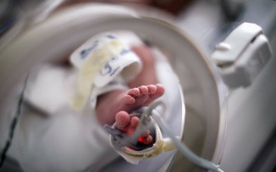 Βρήκε νεογέννητο σε χωράφι στον Ασπρόπυργο – Είχε ακόμη τον ομφάλιο