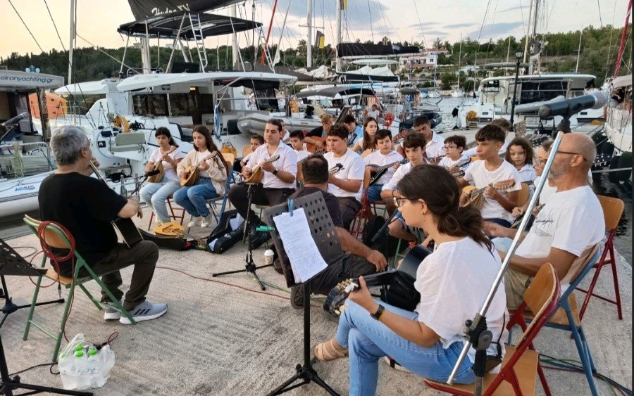 Μουσική Βραδιά στο Φισκάρδο με τη Μαντολινάτα Νέων Κεφαλονιάς