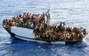 Ακυβέρνητο πλοίο με 450 μετανάστες κοντά στις ιταλικές ακτές