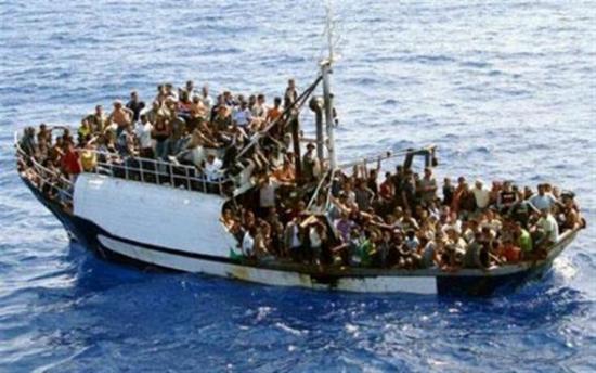 Ακυβέρνητο πλοίο με 450 μετανάστες κοντά στις ιταλικές ακτές