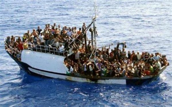 Ακυβέρνητο πλοίο με 450 μετανάστες κοντά στις ιταλικές ακτές