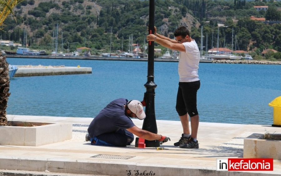 Ομορφαίνει η παραλιακή Αργοστολίου – Τοποθετούνται οι κολώνες φωτισμού (εικόνες)