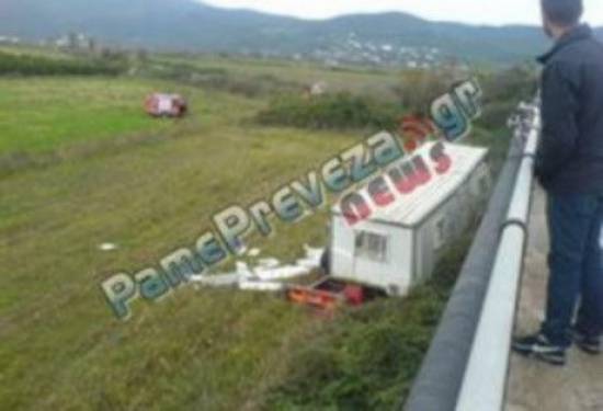 Πρέβεζα: Νταλίκα έπεσε από γέφυρα 7 μέτρων - Νεκρός ο οδηγός