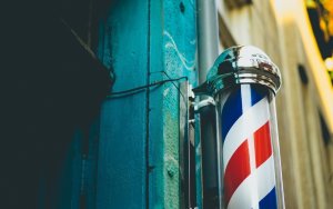 Τι είναι το Barber’s Pole που βλέπουμε έξω από όλα τα κουρεία;