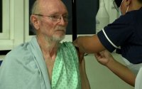Πέθανε ο Ουίλιαμ Σαίξπηρ – Ήταν ο δεύτερος άνθρωπος που εμβολιάστηκε κατά του κορονοϊού παγκοσμίως