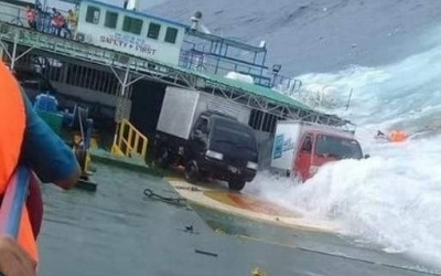 Δραματικές εικόνες ναυαγίου φέρι μποτ που σοκάρουν τον πλανήτη -Γαντζωμένοι στα κάγκελα οι επιβάτες [εικόνες]