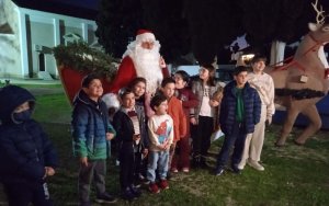 Τραυλιάτα: Όμορφη εκδήλωση για τα παιδιά με Άγιο Βασίλη και παράσταση Καραγκιόζη (εικόνες)