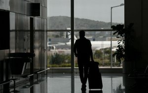 1Οήμερη υποχρεωτική καραντίνα για ταξιδιώτες από Βρετανία