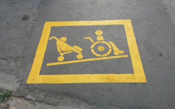 ΑΡΓΟΣΤΟΛΙ: Αυτοκίνητα, μηχανάκια και τραπεζοκαθίσματα εμπόδιο στην ελεύθερη πρόσβαση