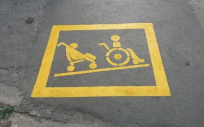 ΑΡΓΟΣΤΟΛΙ: Αυτοκίνητα, μηχανάκια και τραπεζοκαθίσματα εμπόδιο στην ελεύθερη πρόσβαση