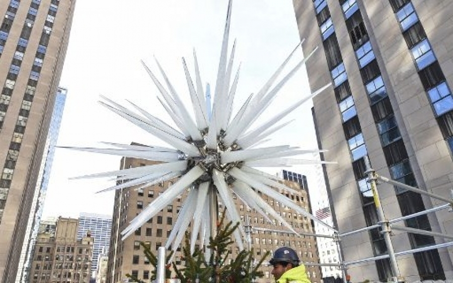 Το εντυπωσιακό αστέρι στο χριστουγεννιάτικο δέντρο του Rockefeller Center: Από 3 εκατ. κρυστάλλους, σχεδόν 41 κιλά [εικόνες]