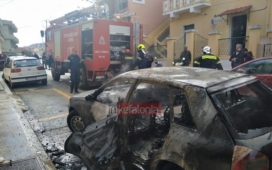 Αυτοκίνητο τυλίχτηκε στις φλόγες στο Αργοστόλι (εικόνες)