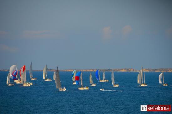 57 Ιστιοπλοϊκά ομόρφυναν τα καταγάλανα νερά της Κεφαλονιάς (εικόνες / video)