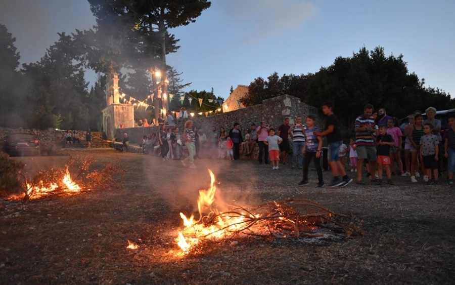 Οι φωτιές τ' Αϊ Γιαννιού στα Φραπάτα (εικόνες)