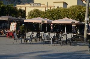 Πρώτη αντίδραση καταστηματάρχη - Έβγαλε τα τραπεζάκια στο κέντρο της πλατείας