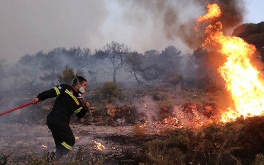 Μεγάλη φωτιά στην Πάτρα: Καίγονται σπίτια, εκκενώθηκαν χωριά (video)