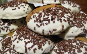 Μπισκότα με βρώμη μπανάνα και επικάλυψη λευκής σοκολάτας από την Σία Λαδά