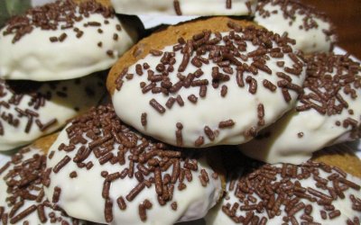 Μπισκότα με βρώμη μπανάνα και επικάλυψη λευκής σοκολάτας από την Σία Λαδά