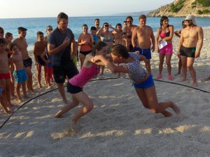 &quot;Μάχες&quot; στην… άμμο στην παραλία της Αγίας Κυριακής!