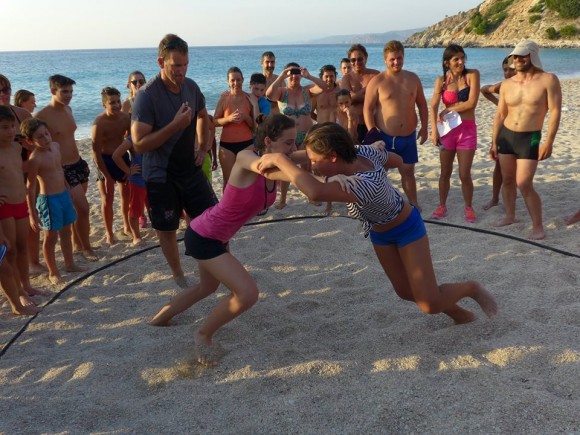 "Μάχες" στην… άμμο στην παραλία της Αγίας Κυριακής!