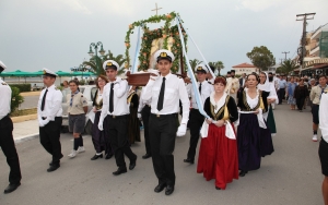 Με λαμπρότητα η λιτάνευση της εικόνας και των λειψάνων του Αγίου Παναγή Μπασιά στο Ληξούρι