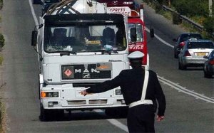 Αυξημένα μέτρα Τροχαίας σε όλη την επικράτεια κατά τον εορτασμό της Πρωτομαγιάς - Απαγόρευση κυκλοφορίας φορτηγών άνω των 3,5 τόνων