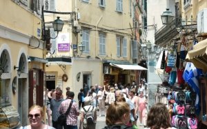 ''Προσγειώθηκε'' η υπεραισιοδοξία για τη φετινή τουριστική σεζόν της Κέρκυρας