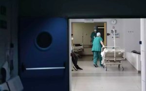 Οι ανεμβολίαστοι υγειονομικοί επιστρέφουν από την Πρωτοχρομιάμε δύο τεστ την εβδομάδα και μάσκα