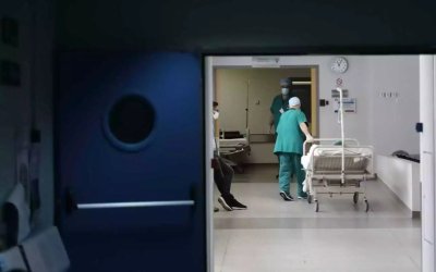 Οι ανεμβολίαστοι υγειονομικοί επιστρέφουν από την Πρωτοχρομιάμε δύο τεστ την εβδομάδα και μάσκα