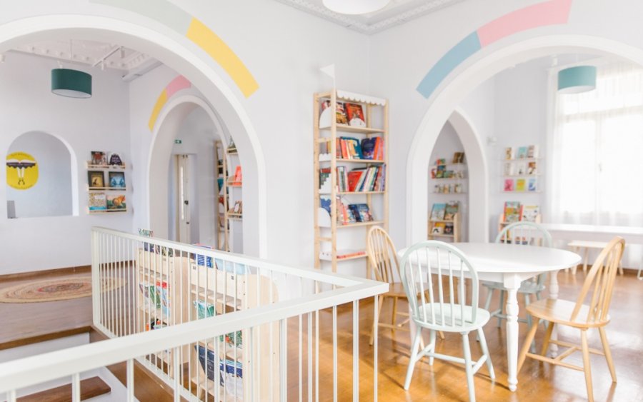 «Έτσι κάνουν οι μπαλαρίνες»: Ενα βιβλιοπωλείο στη Θεσσαλονίκη που μοιάζει με παιδικό παραμύθι