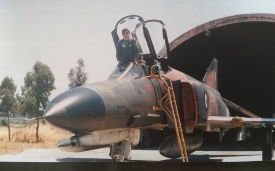 Ο σήμερα αντιπτέραρχος (Ι) εα. Κωνσταντίνος Ιατρίδης με μαχητικό αεροσκάφος της Πολεμικής Αεροπορίας τύπου “Φάντομ” (F-4E Phantom II)