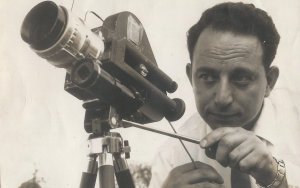 Στιγμιότυπο από τα γυρίσματα του ντοκιμαντέρ «Γνωρίστε την Ελλάδα» το 1954. Ο δημιουργικός Στάθης τα κατάφερνε μια χαρά και σε αυτό τον τομέα