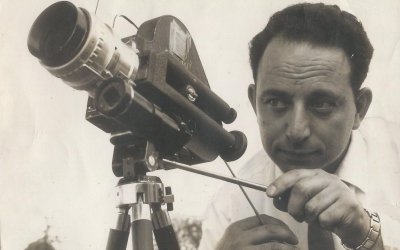 Στιγμιότυπο από τα γυρίσματα του ντοκιμαντέρ «Γνωρίστε την Ελλάδα» το 1954. Ο δημιουργικός Στάθης τα κατάφερνε μια χαρά και σε αυτό τον τομέα