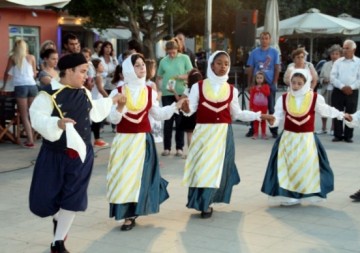 11η Παραστασιάδα παραδοσιακών χορών στην Κεντρική Πλατεία Αργοστολίου
